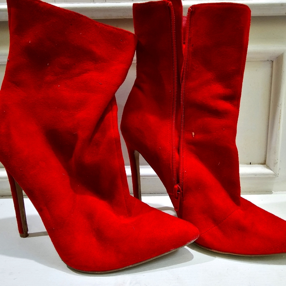 Steve Madden Wagner Red Suede Boots